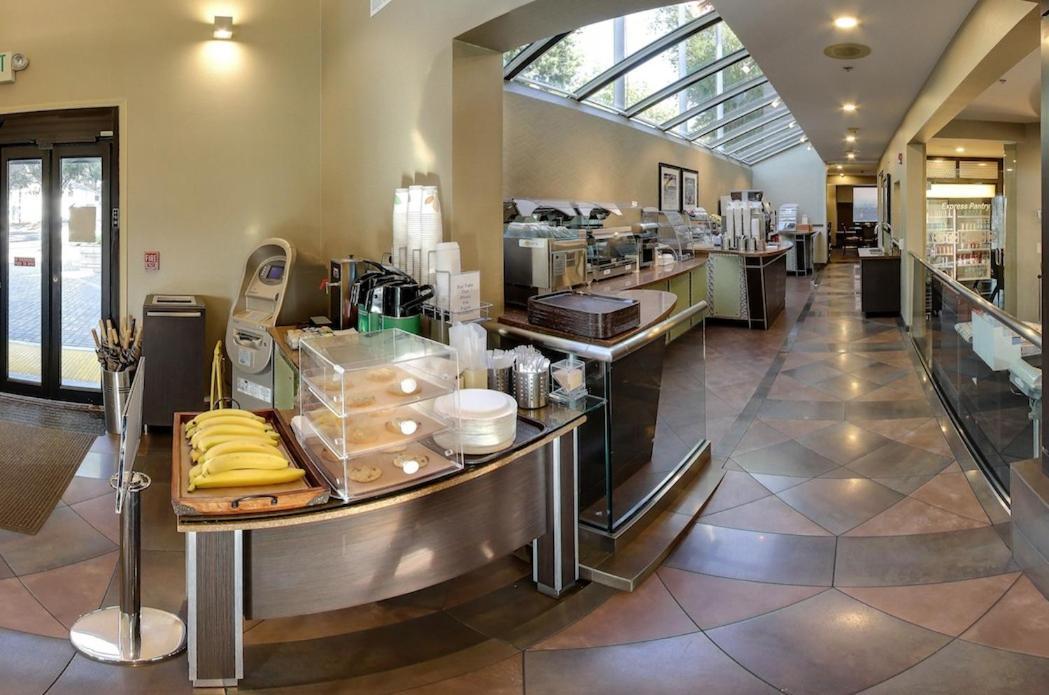 Hotel Strata Mountain View Extérieur photo