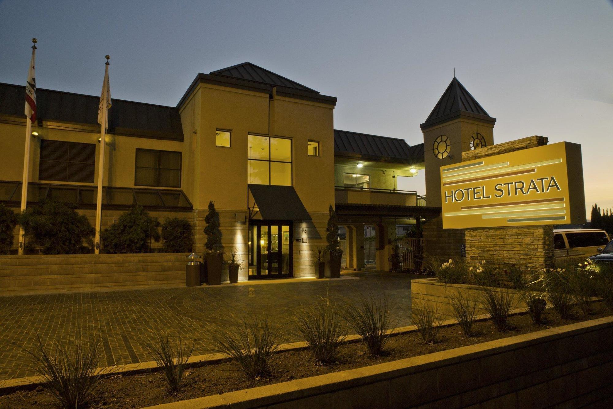 Hotel Strata Mountain View Extérieur photo
