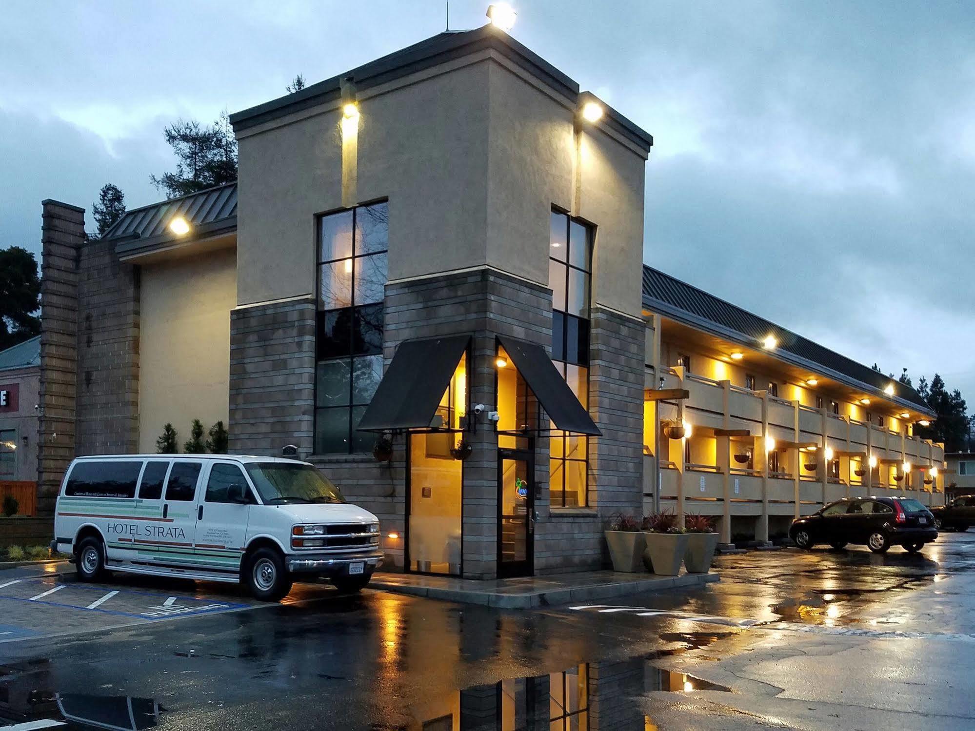 Hotel Strata Mountain View Extérieur photo